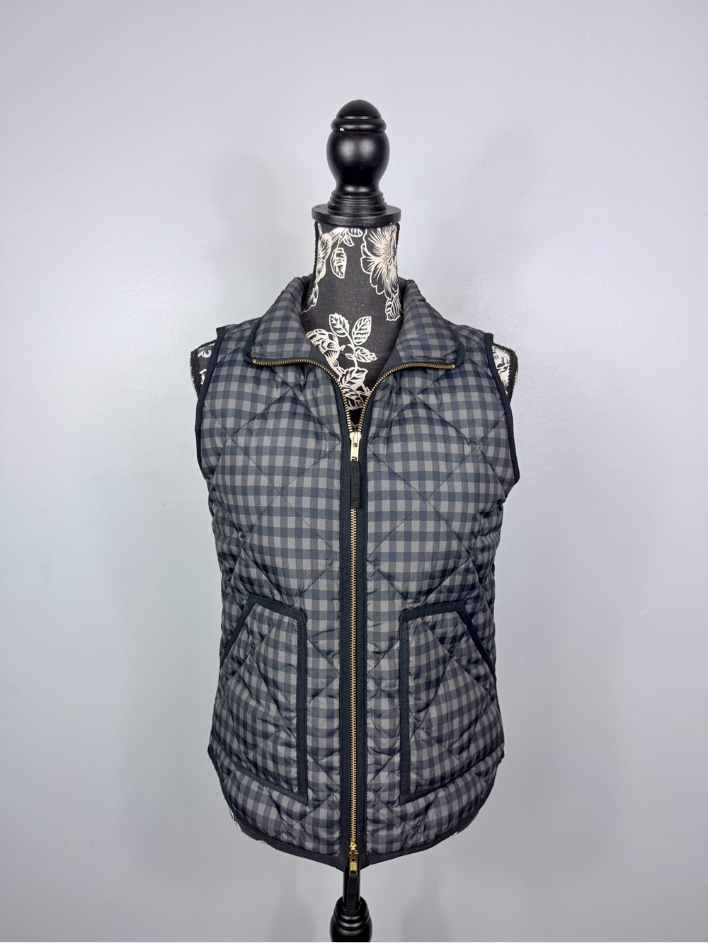 J Crew black/grey buffalo plaid quilted zip up puffy sleeveless vest size XS